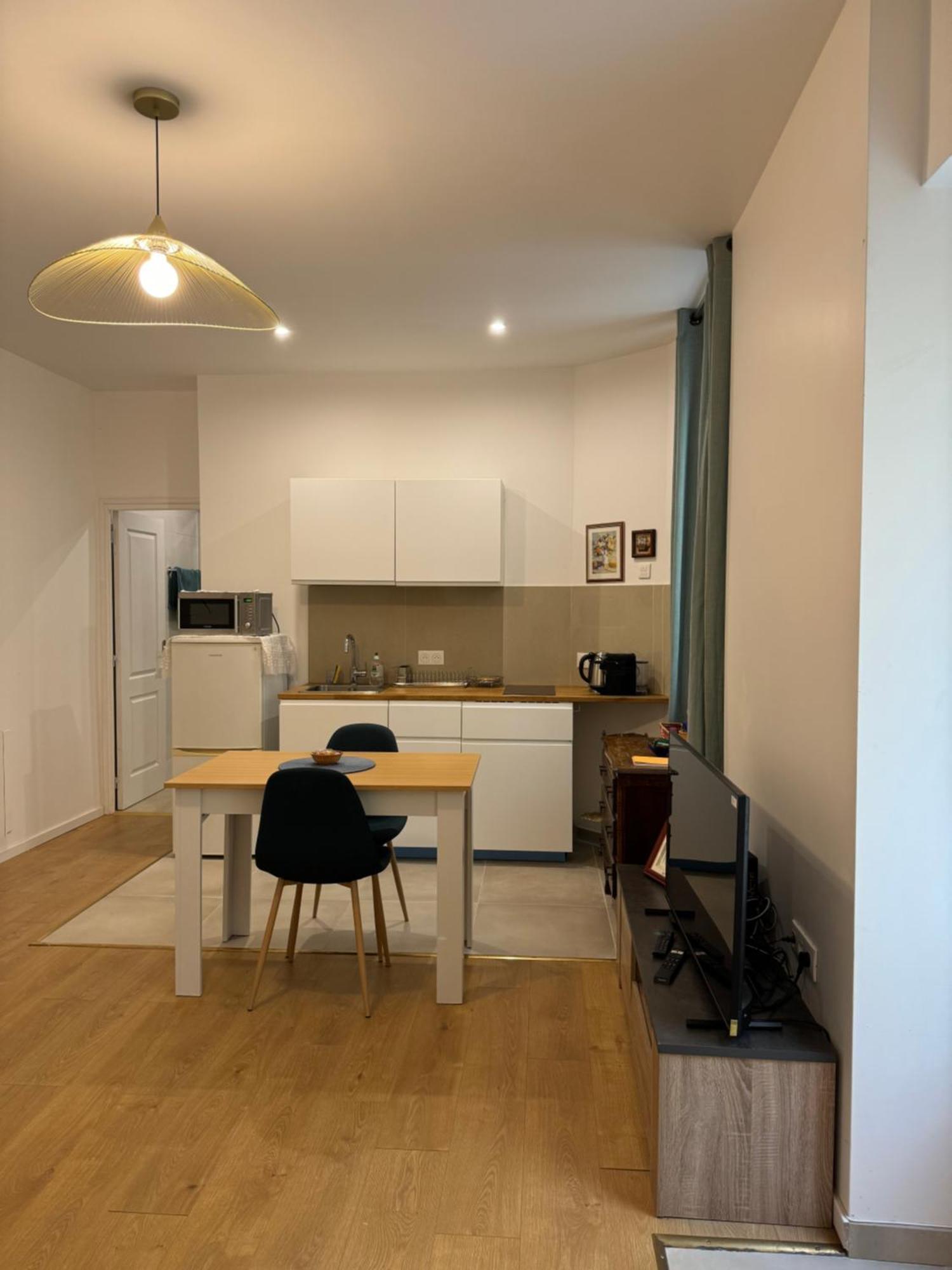 Appartement Meuble Tout Confort シャロン・シュル・ソーヌ エクステリア 写真